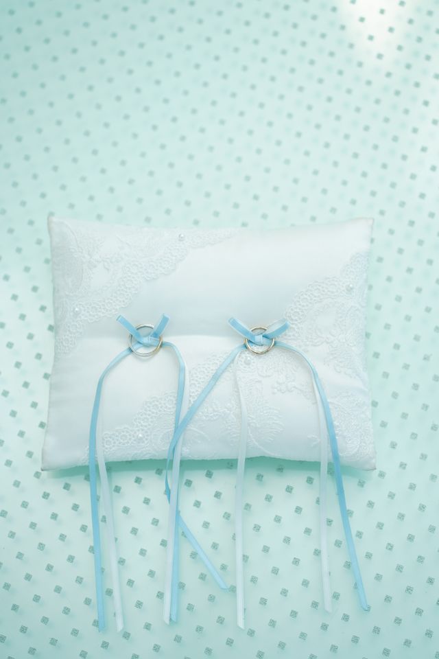 水色のストーンを斜めに入れています