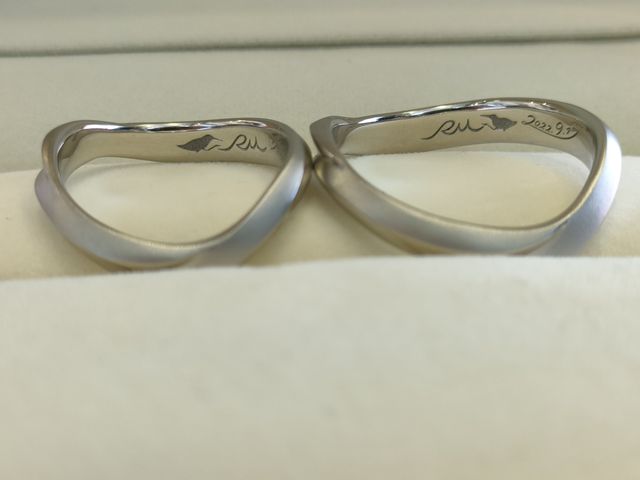 記念日とイニシャルに加え、好きな鳥の刻印を入れてもらいました