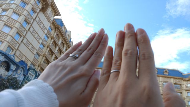 ヨーロッパや青空にとても映えるデザインの指輪だと思います。
