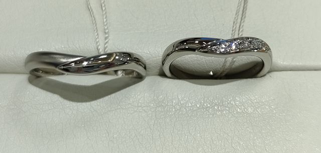 男性用は宝石なし、女性用は宝石7つ入り。