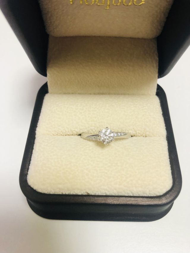 ダイヤは店舗で選び、既存のデザインで作って頂きました。