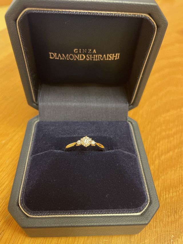 ダイヤモンドがとてもキラキラしていて綺麗です。