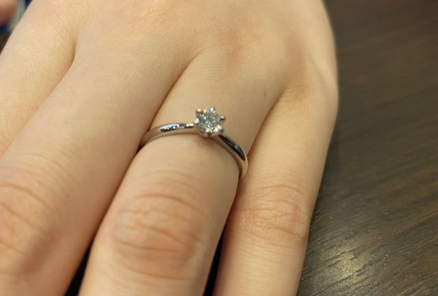 指輪をつけたときの写真です。