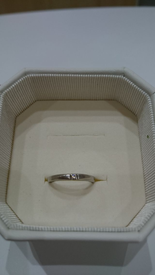 中央にダイヤがついていて、プラチナです。