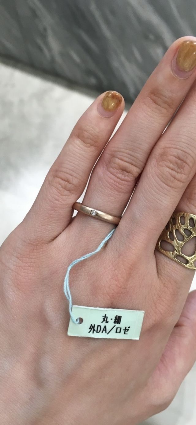 指輪着用時の写真です。（デザイン①）