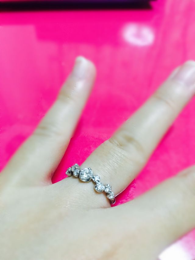 婚約指輪をはめたときの写真です。