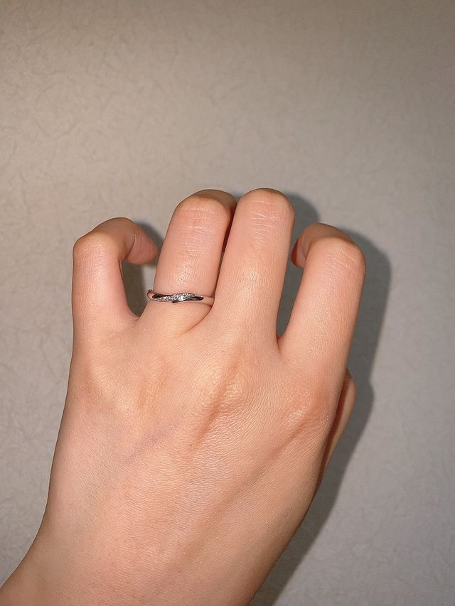 シンプルですが斜めにラインが入っておりカワイイです