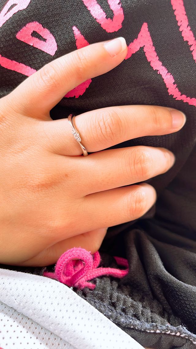 自らの指にはめて撮った写真になります