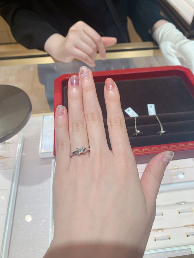 真ん中のダイヤを囲うように双方向にダイヤがあり可愛らしいです