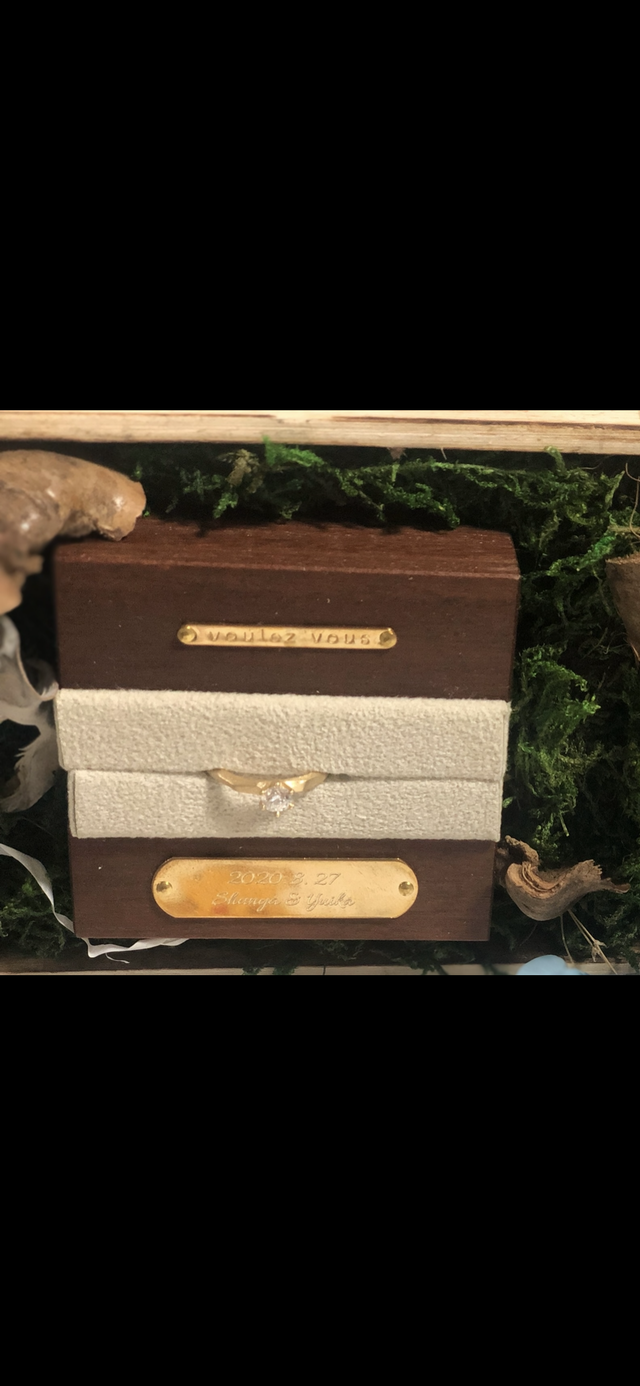 婚約指輪と購入時もらったケースです。