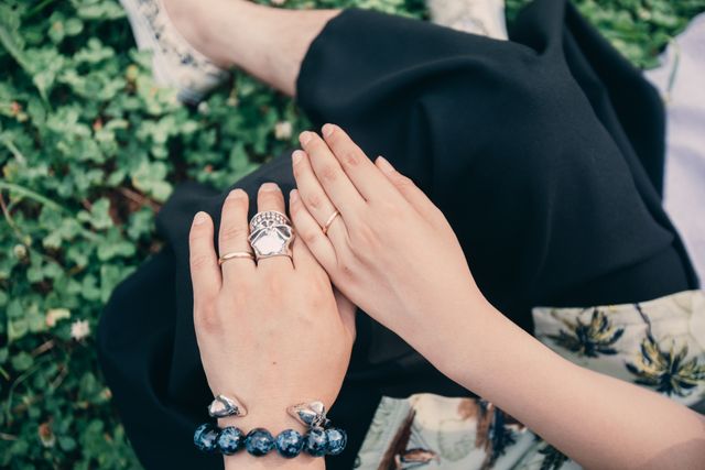 芝生の上で撮った結婚指輪