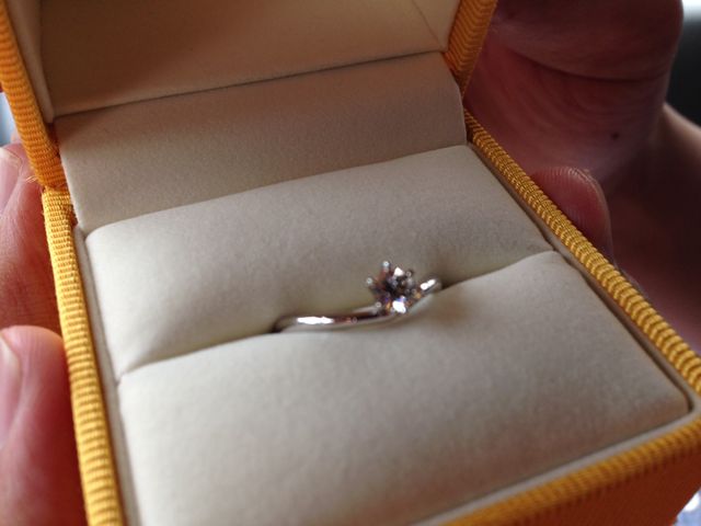 婚約指輪。デザインはシンプルに。