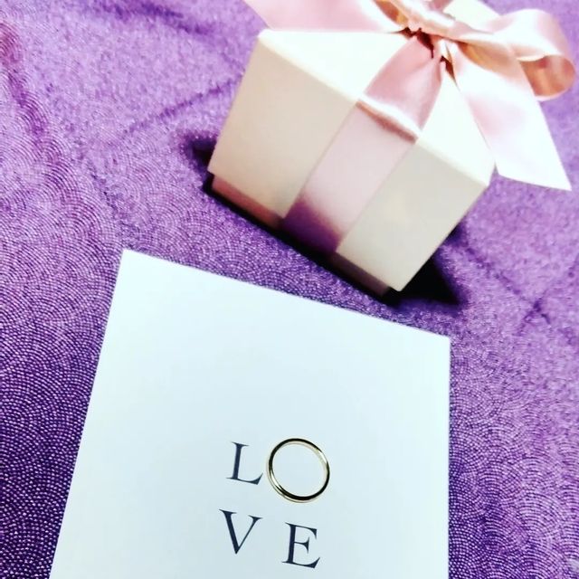 細身の小さな控えめなダイヤのイエローゴールドの指輪