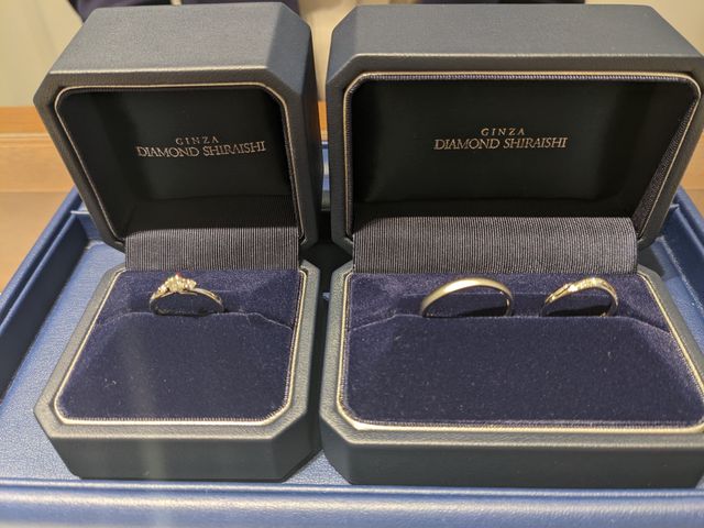 婚約指輪と結婚指輪です。