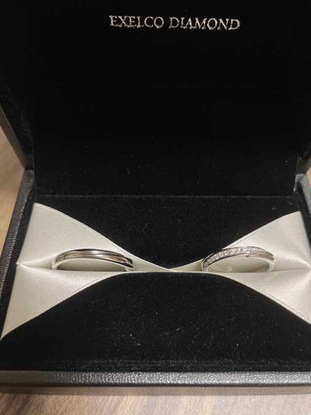 ペアの結婚指輪です。ダイヤモンドが輝いてます。