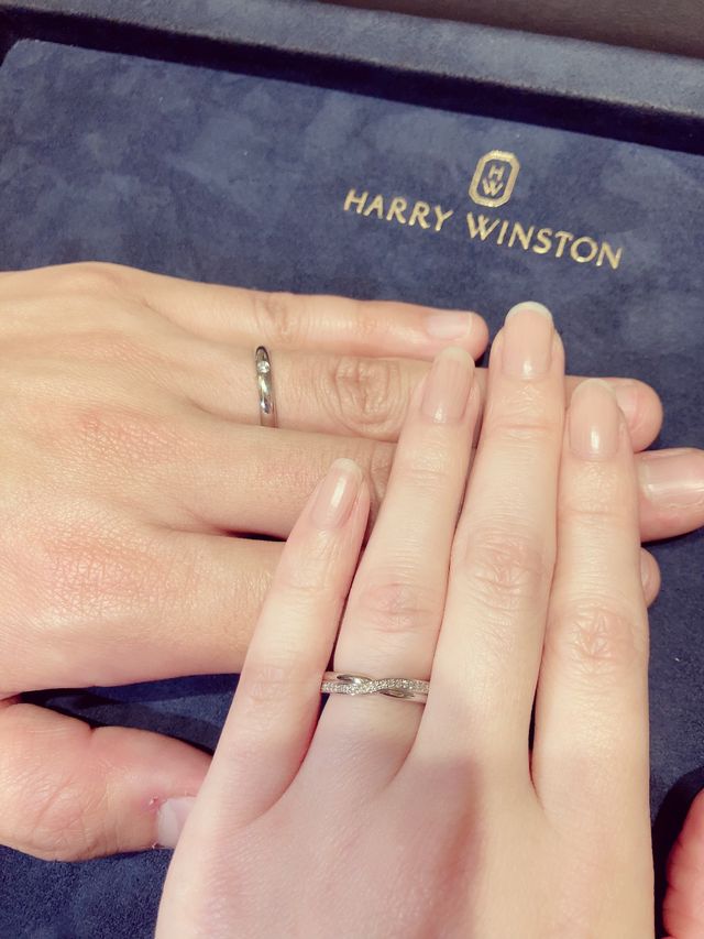 ハーフエタニティのデザイン。小ぶりでもしっかり輝いてます