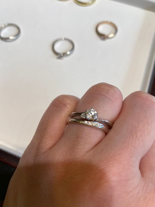 上につけている方
片側に小さな石がついているデザイン