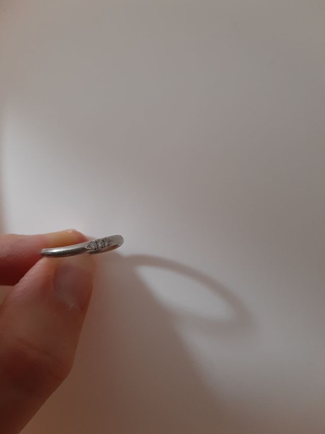 内側にはセミオーダーの小さな石が埋め込まれてます。