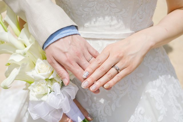結婚指輪の上に婚約指輪を重ねています
※ビーチ撮影にて
