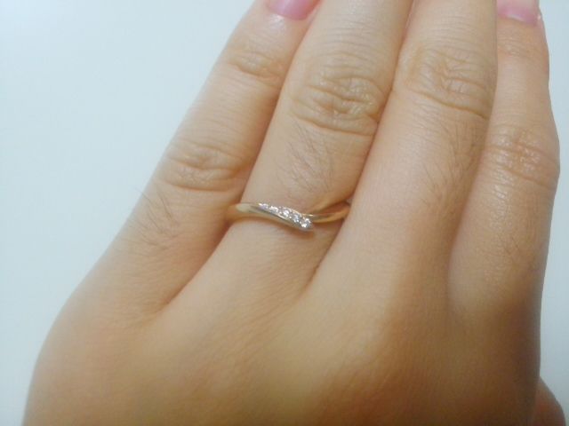 結婚指輪。ピンクゴールドのリングにピンクダイヤをいれました。