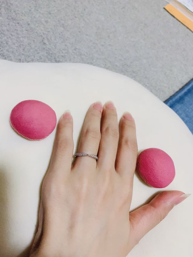 真ん中がリボンみたいにくびれてて一目惚れしました。