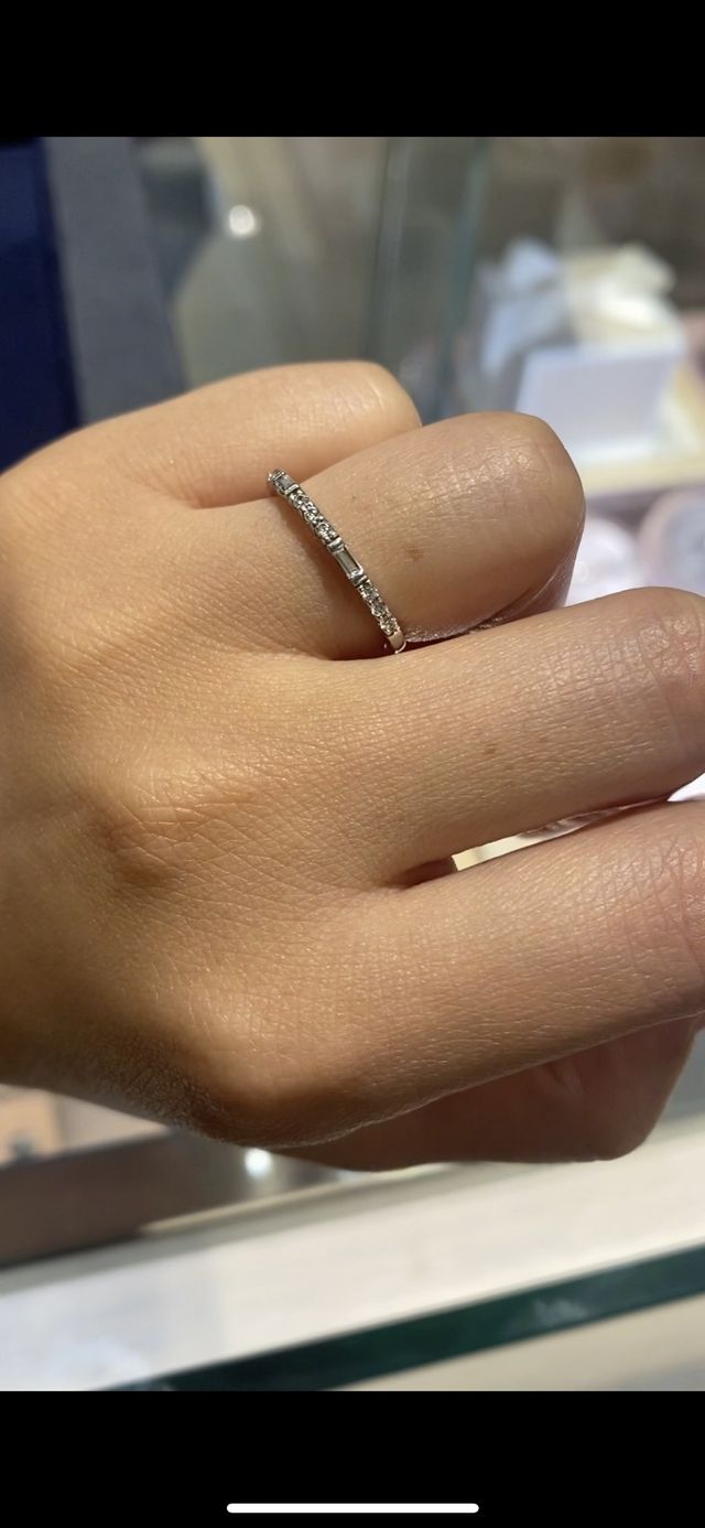 細かいキラキラが連なっているリングです。