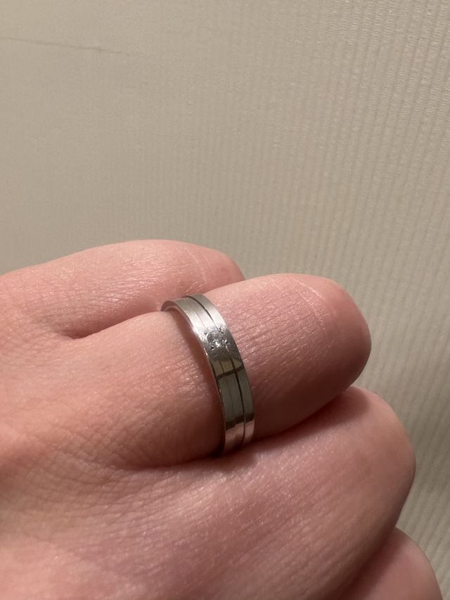 太めでシンプルなデザインにダイヤモンドのアクセント