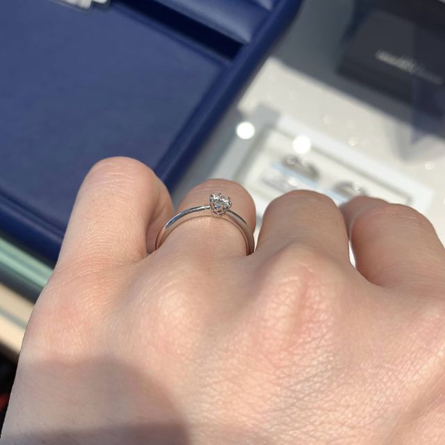 婚約指輪スマイリングチェリー横から