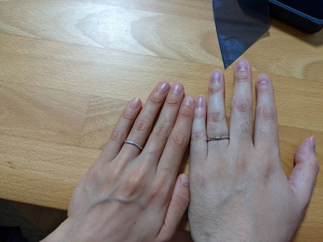 女性の方は自分側にダイヤモンドが付いているのでキレイ。