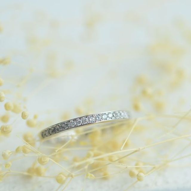 結婚指輪と一緒につけてもお洒落なシンプルかつ素敵な指輪です。