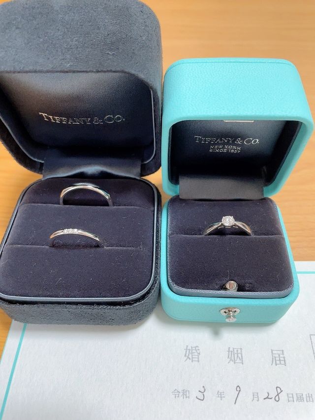 左が結婚指輪、右が婚約指輪です。