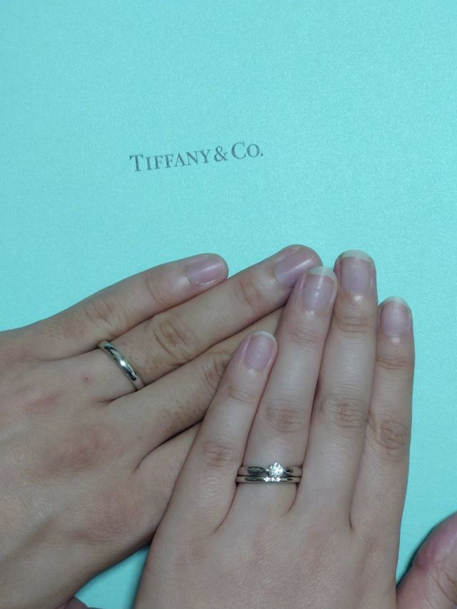 婚約指輪とセットでの着用するとこんな感じです。
