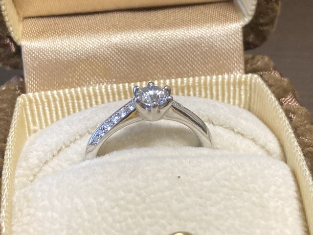 ダイヤモンドからまず選び、台座となる指輪を選ぶスタイルです。