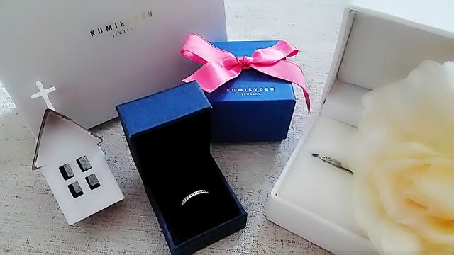 紺の箱=婚約指輪 白い箱=結婚指輪