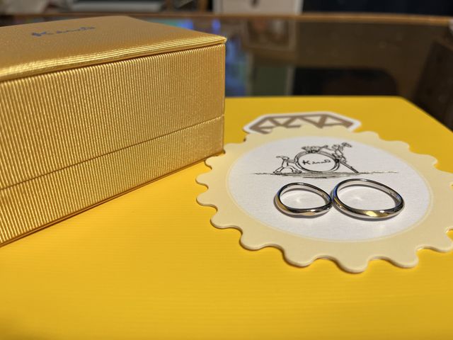 重ねるとハートの型になるデザインになっています。