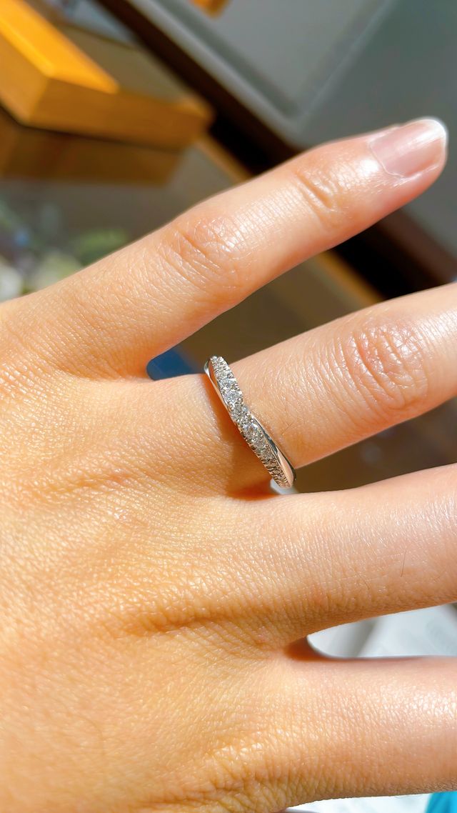 札幌時計台店でアマリーのゆびわを試着させて頂きました。