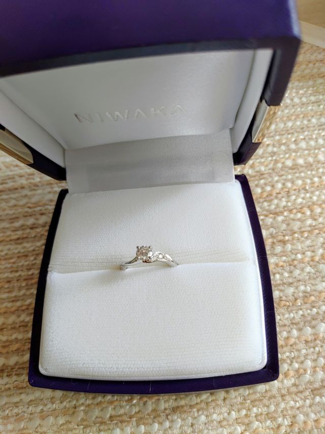 婚約指輪
メレダイヤは片側だけにしました