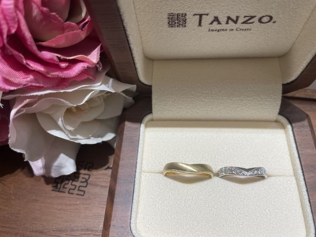 左のグリーンゴールドの指輪