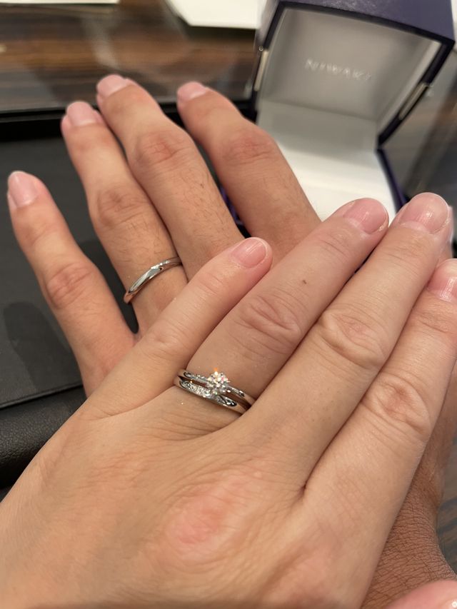 プロポーズの時にもらったリングのセットリングにしました！
