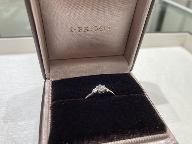 サイドにも小さなダイヤがついています！キラキラ輝きます！