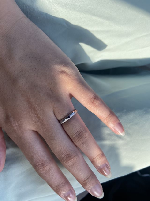 真ん中にラインがあり半分マット、真ん中にストーン