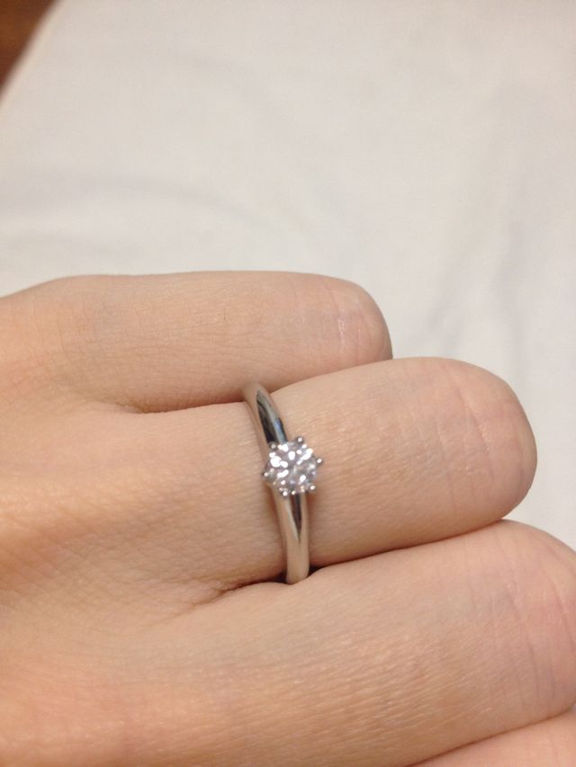 ダイヤモンドの婚約指輪です。シンプルなデザインです。