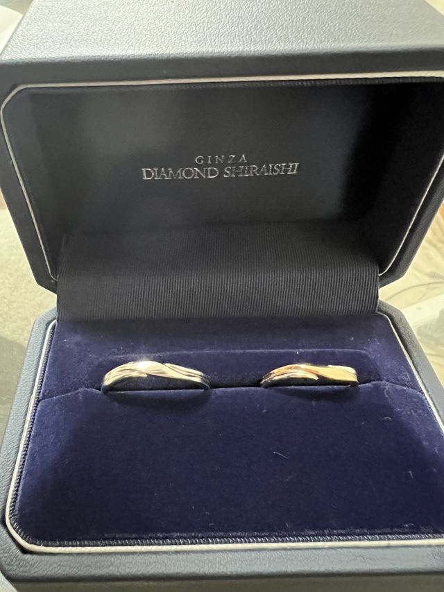 男性用はプラチナ、女性用はプラチナとピンクゴールドです。