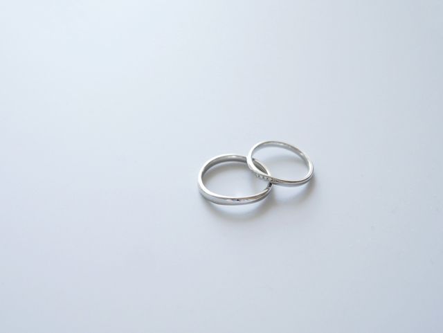 それぞれの指輪
新婦にはダイヤがついています