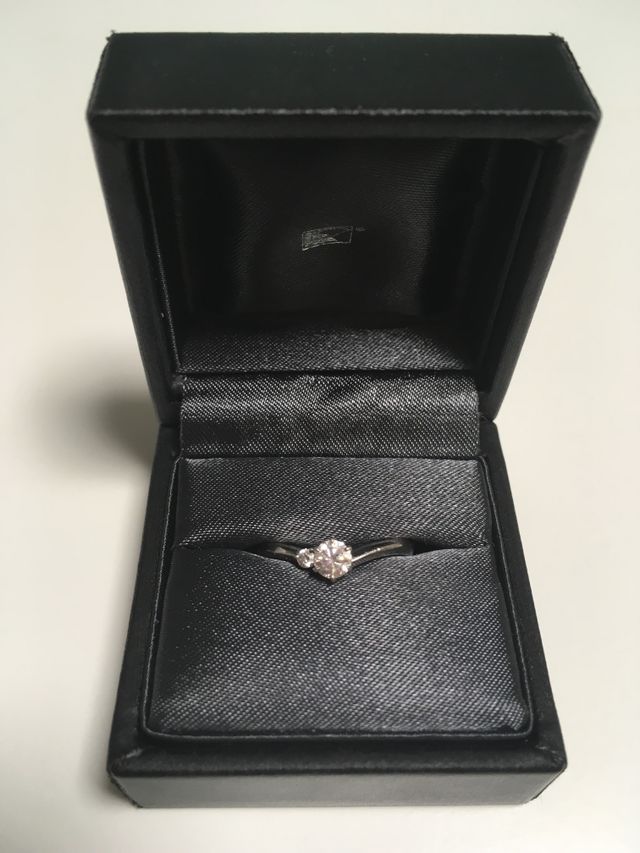 センターダイヤモンドの横に１粒メレダイヤがついています。