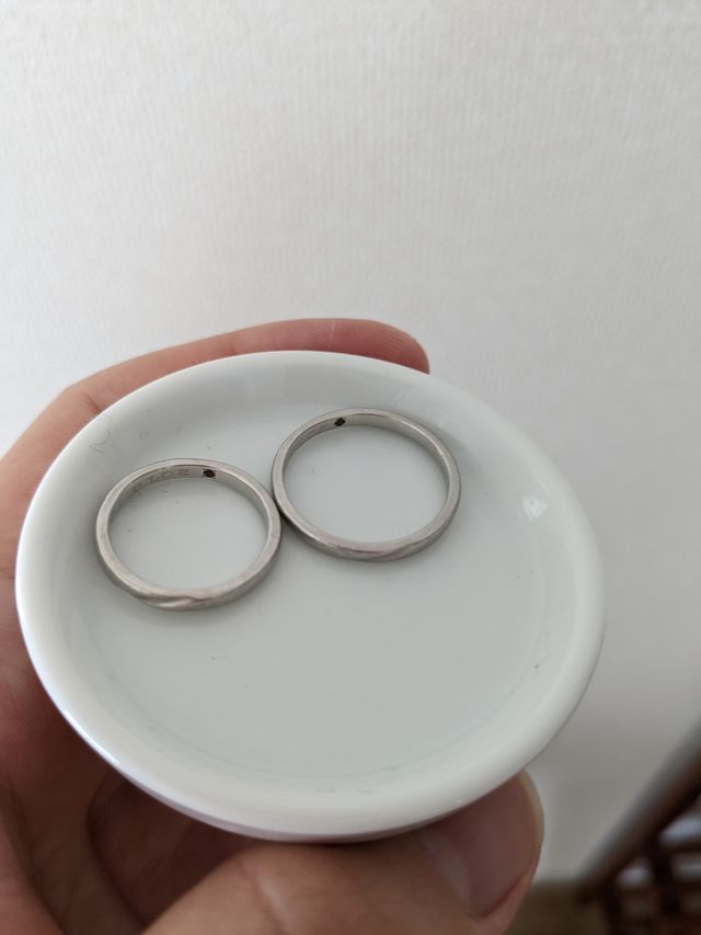 内側に結婚記念日の月の石を入れてもらいました