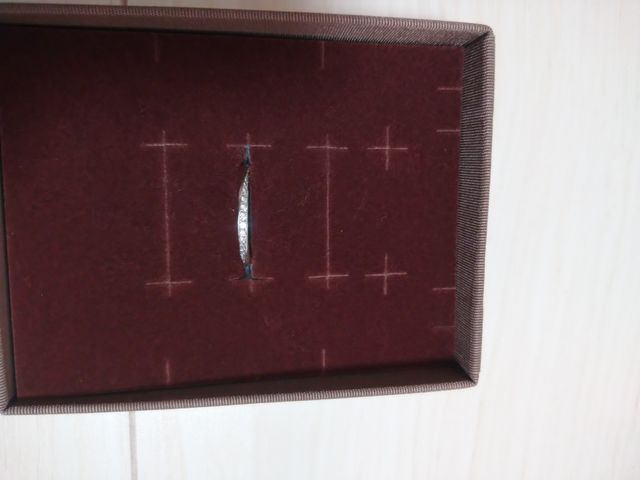 斜めにダイアモンドがちりばめられて、可愛いです。