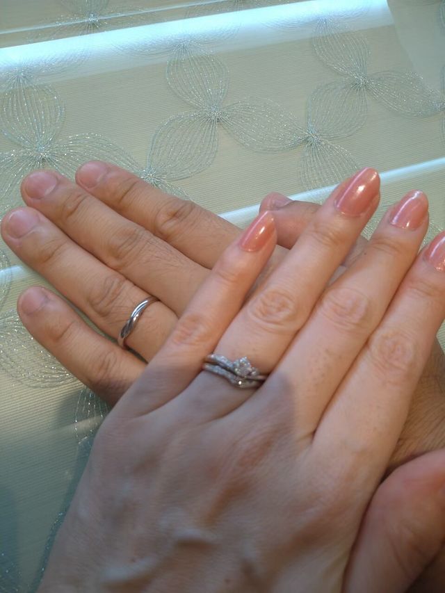 二人で婚姻届出した日に撮りました。