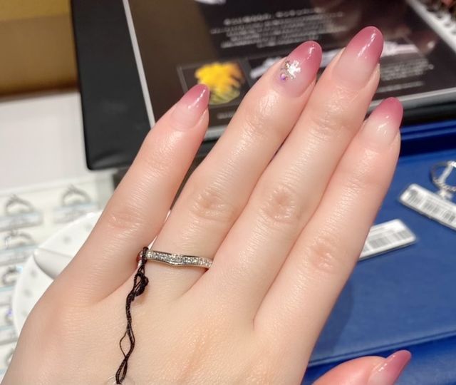 ハーフエタニティリングです