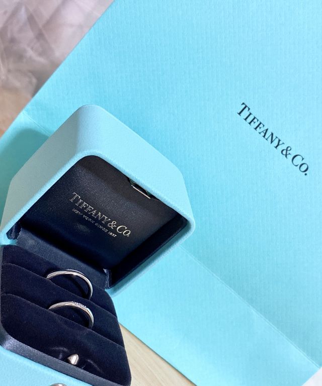 ペアになっていて女性側は小さなダイヤが３つ並んでいます。